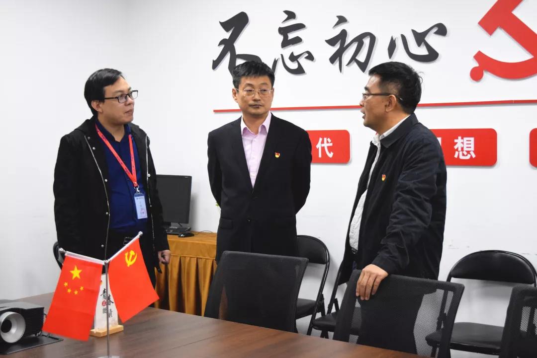 中共安陽市委網(wǎng)信辦主任路玉軍、副主任王曉萌等一行人蒞臨安陽青峰網(wǎng)絡(luò)指導(dǎo)工作